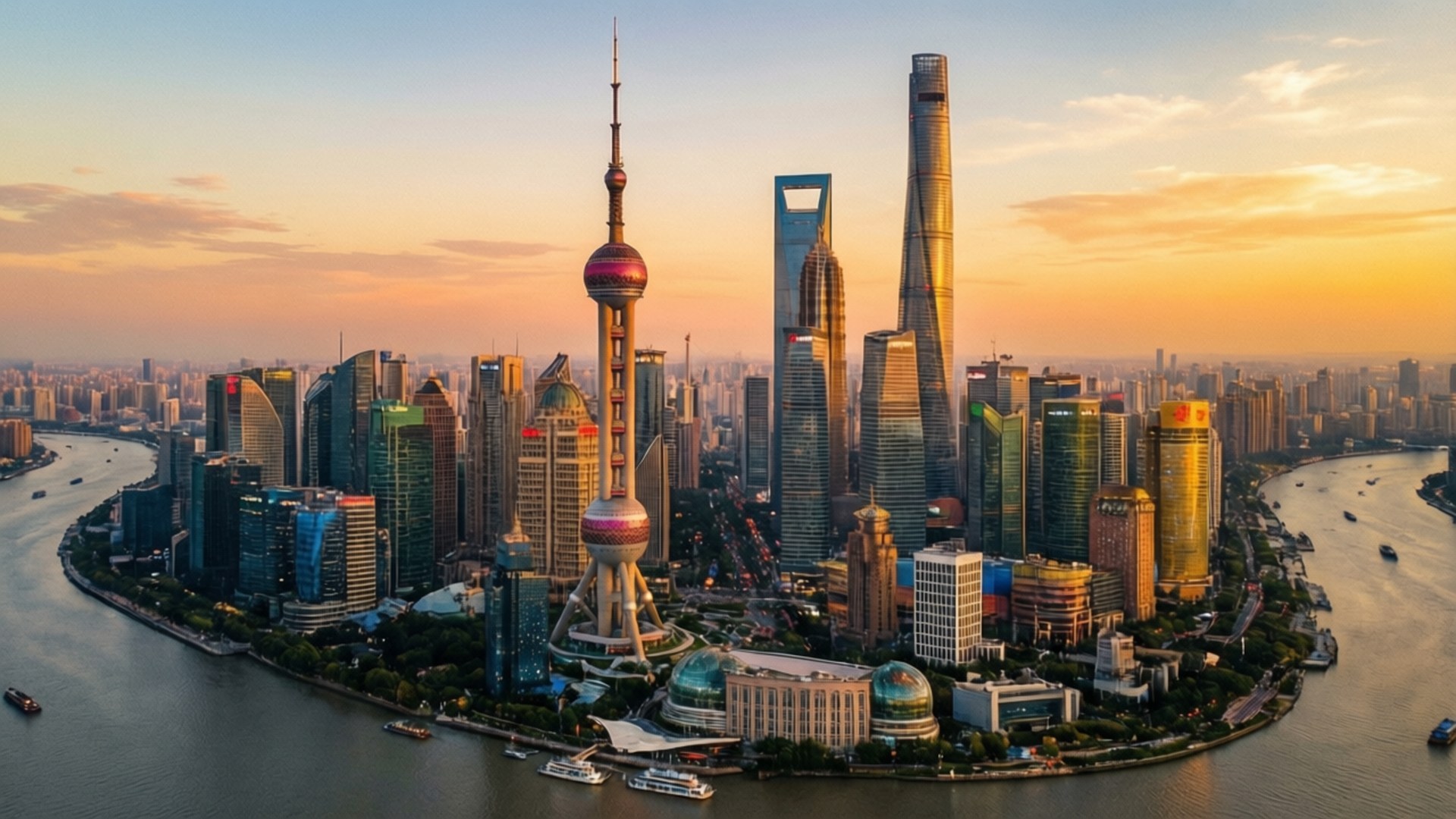Golden Hour Lujiazui 壁紙 — 夕陽將上海的天際線沐浴在金色光芒中，黃浦江蜿蜒穿過高聳的摩天大樓和標誌性的東方明珠塔。