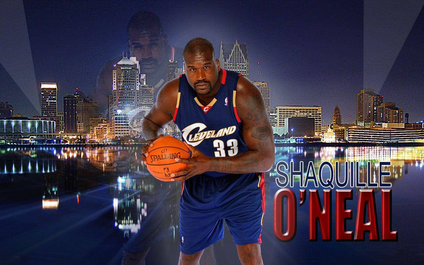 Shaquille O'neal 桌布 壁紙 — Shaquille O'Neal 身穿克里夫蘭騎士隊球衣，在充滿活力的夜間城市天際線和水面倒影中手持籃球。