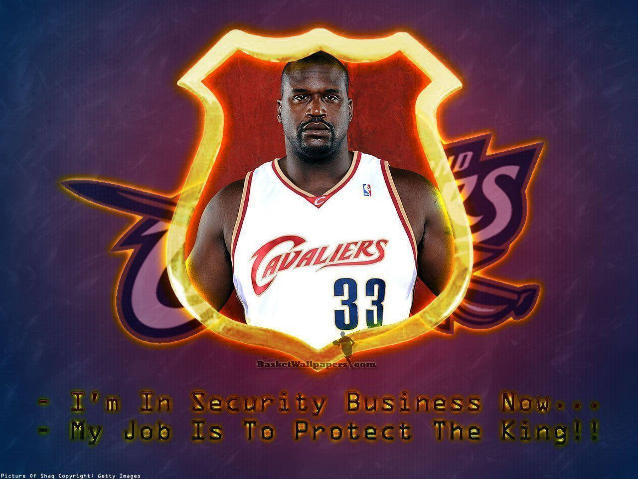 Shaquille O'neal 桌布 壁紙 — Shaquille O'Neal 身穿克里夫蘭騎士隊球衣，站在發光的金色盾牌內，背景為深紫色，下方有球隊標誌和幽默文字。