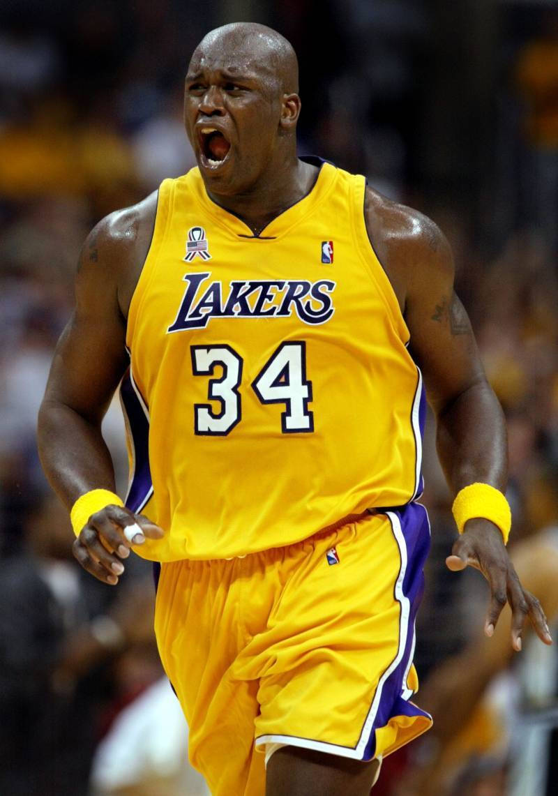 Shaquille O'neal 桌布 壁紙 — Shaquille O'Neal 身穿湖人隊34號球衣，在球場燈光下於籃球比賽中激烈咆哮。
