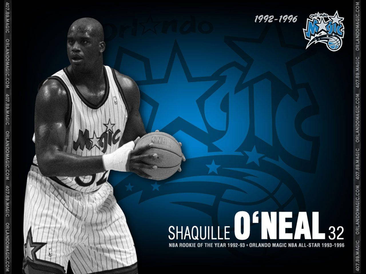 Shaquille O'neal 桌布 壁紙 — Shaquille O'Neal 身穿奧蘭多魔術隊球衣，在藍色星星主題背景、球隊標誌和文字中手持籃球。