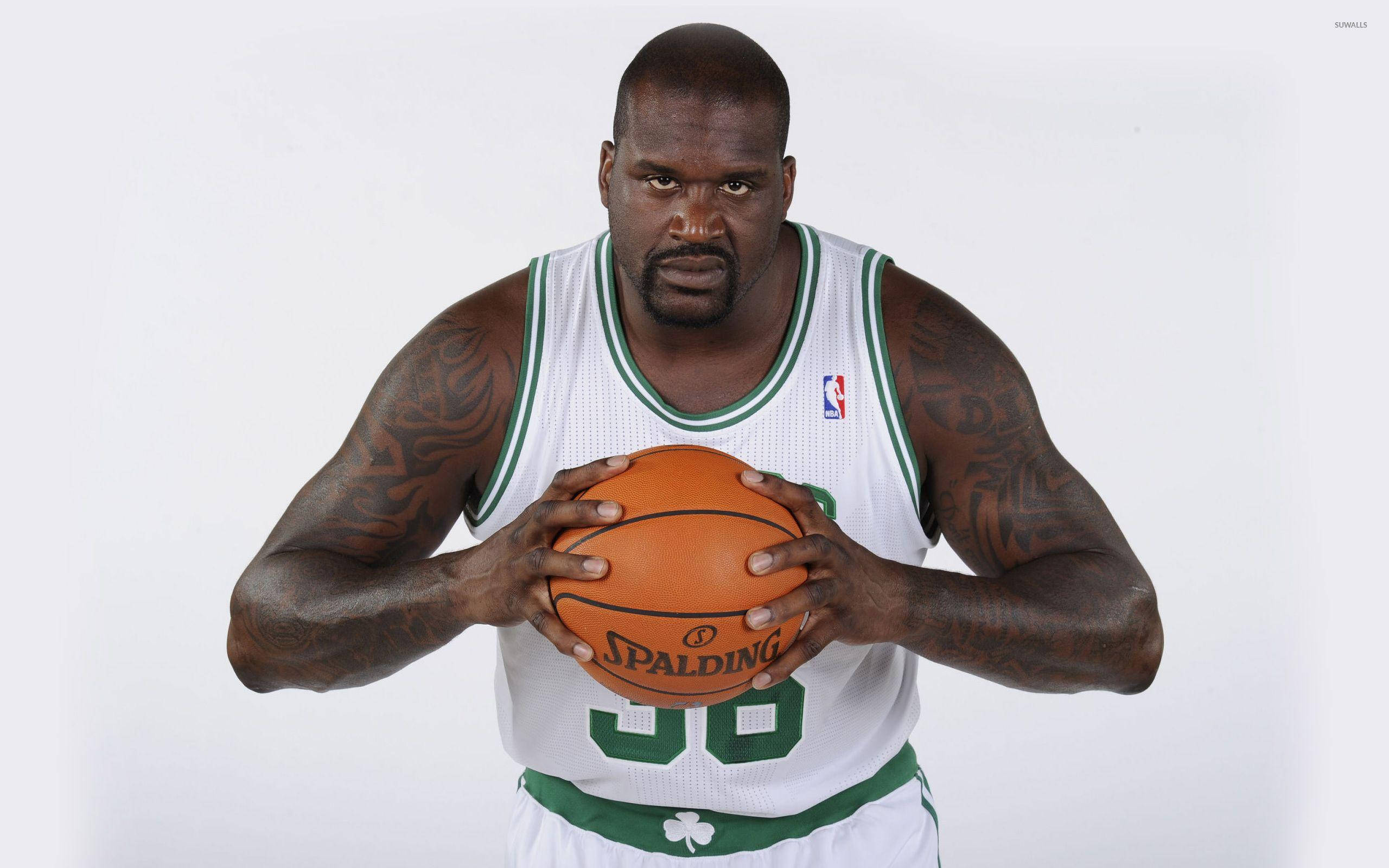 Shaquille O'neal 桌布 壁紙 — Shaquille O'Neal 身穿波士頓塞爾提克球衣，在純白背景下專注地握著一顆 Spalding 籃球。