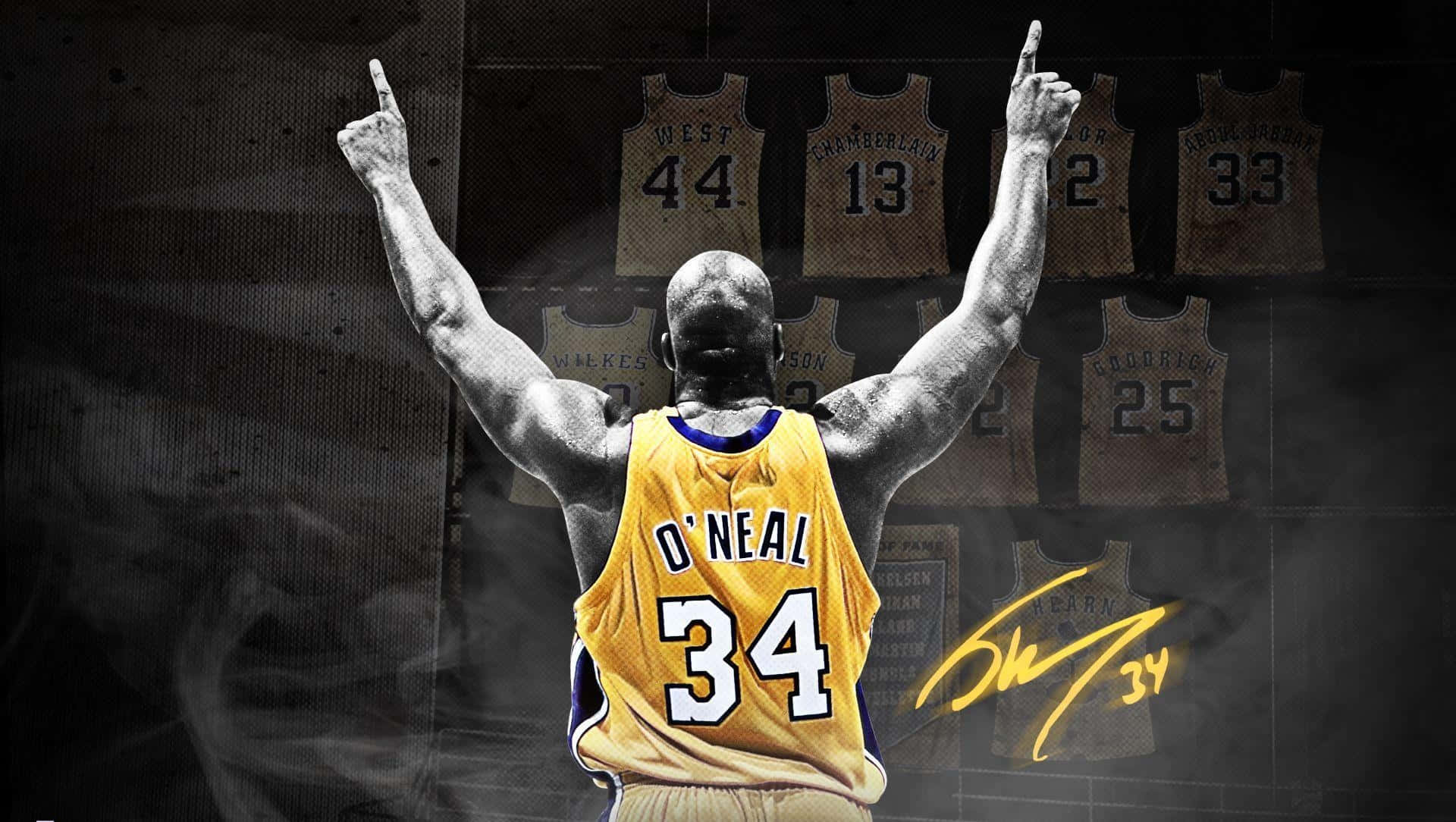 Shaquille O'Neal 身穿湖人隊34號球衣向上指，身後有退役球衣。 — NBA 壁紙