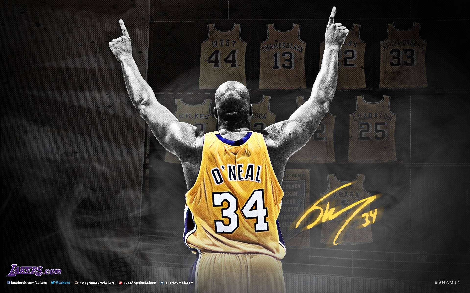 湖人 桌布 壁紙 — Shaquille O'Neal 身穿黃色湖人隊34號球衣，站在退役球衣牆前，高舉雙臂向上指。