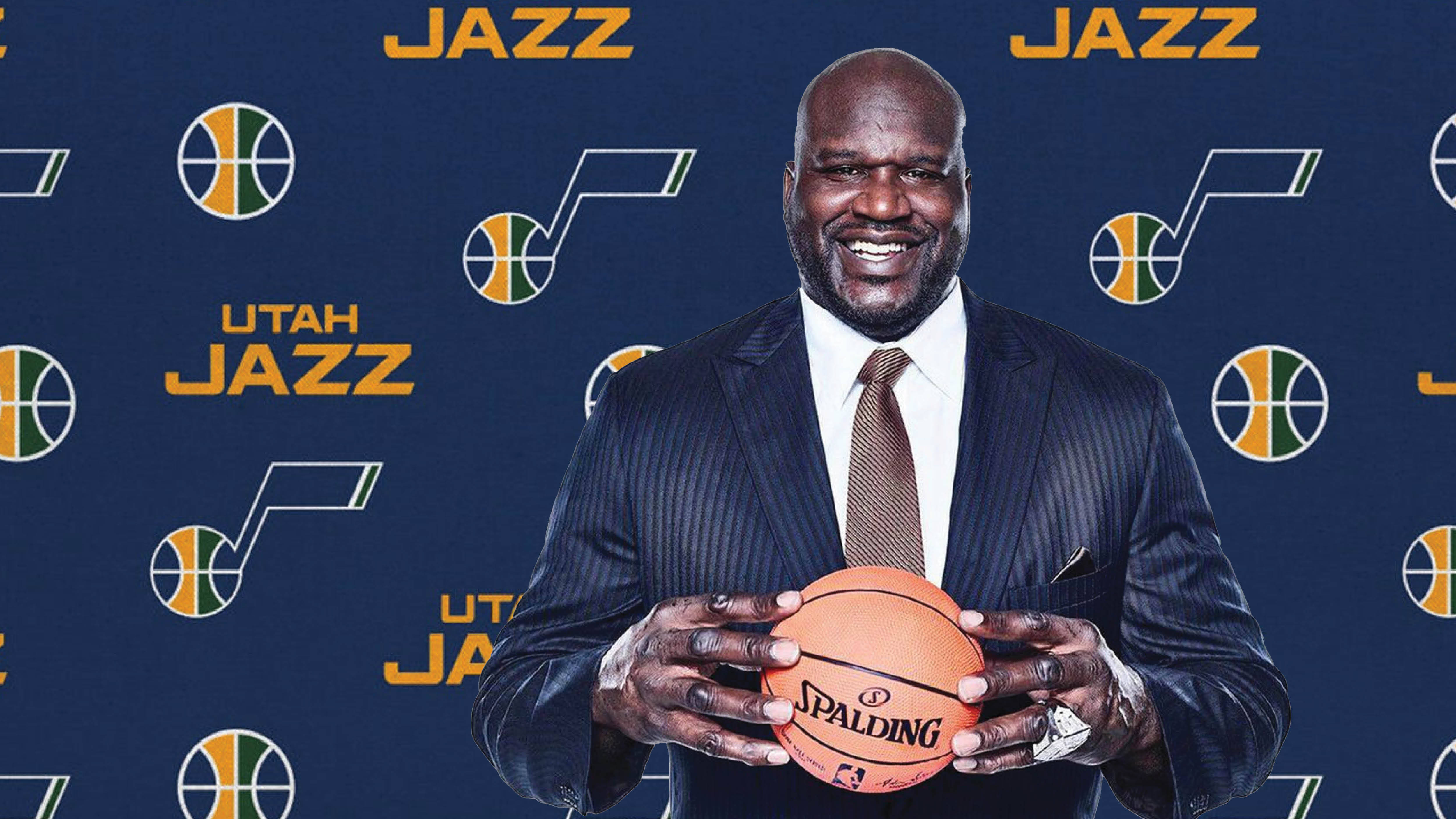 Utah 桌布 壁紙 — Shaquille O'Neal 在猶他爵士隊品牌背景前，手持 Spalding 籃球，笑容燦爛。