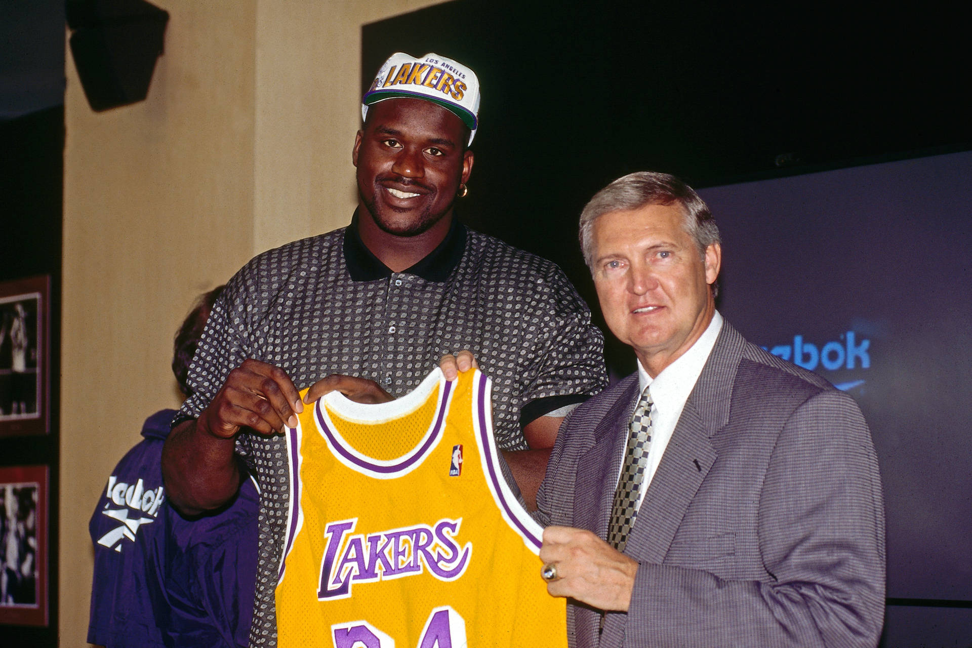 Shaquille O'Neal 與一名西裝男子手持湖人隊球衣 — 洛杉磯湖人 壁紙