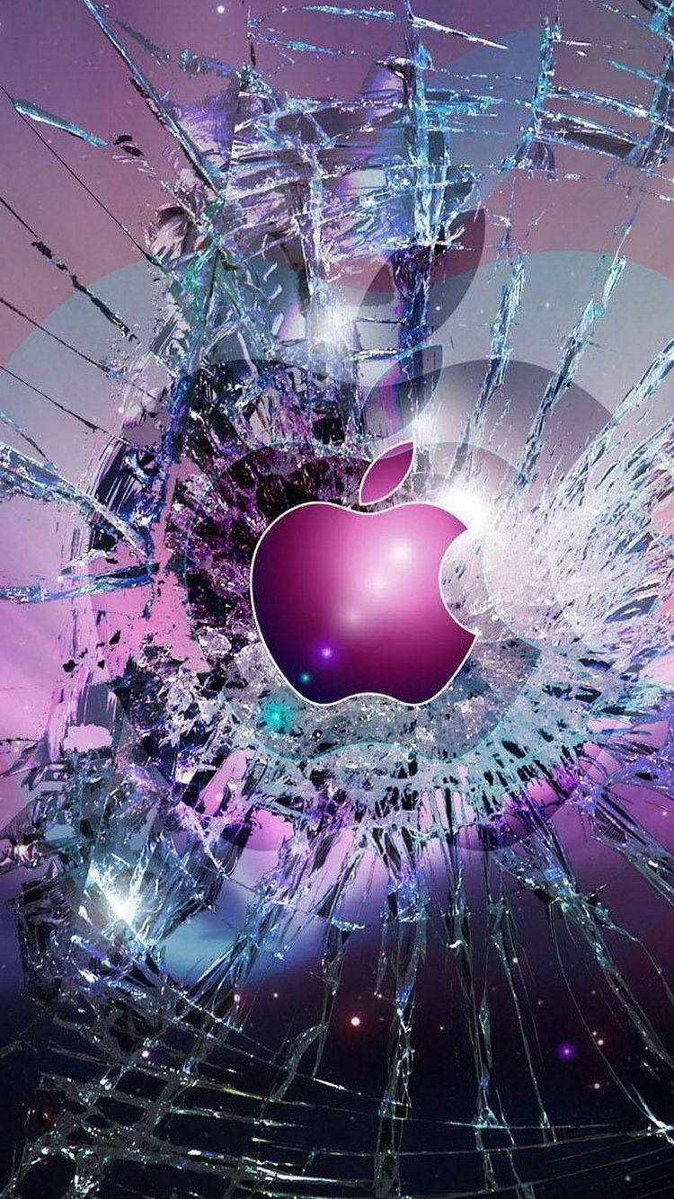 在星空宇宙背景上，碎裂玻璃後方有一個發光的紫色Apple標誌。 — 碎屏 壁紙