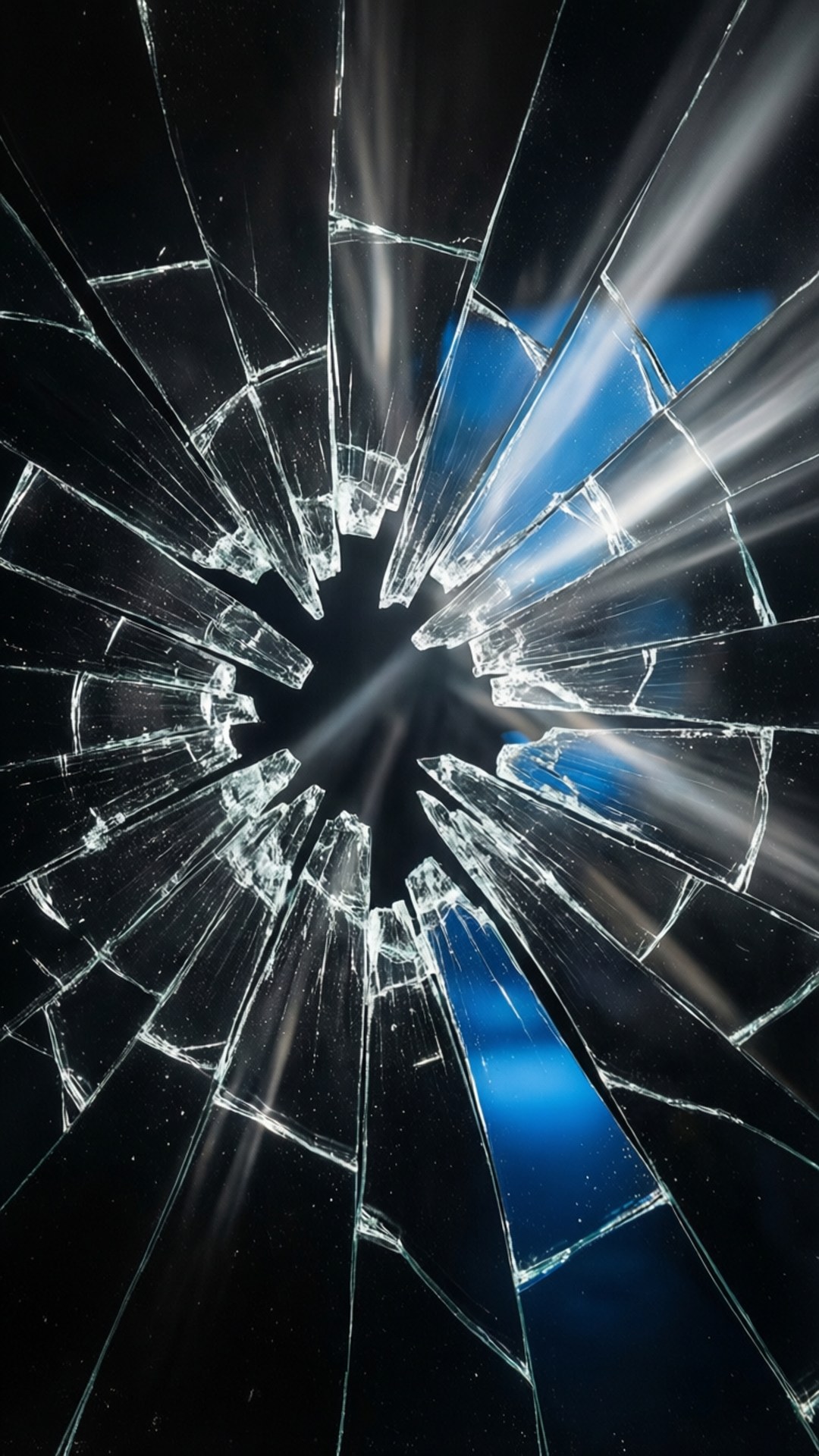 Shattered Glass Light 壁紙 — 一塊破碎的玻璃表面從中央撞擊點向外輻射，背景為深色並帶有藍色亮點。