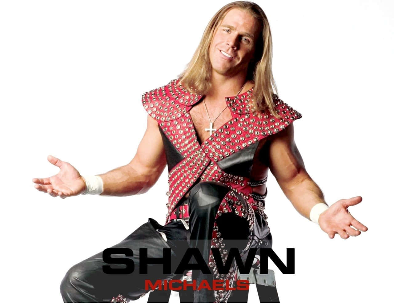 shawn michaels 桌布 壁紙 — Shawn Michaels 穿著標誌性紅色鉚釘背心和黑色皮褲，張開雙臂在純白背景前擺姿勢。