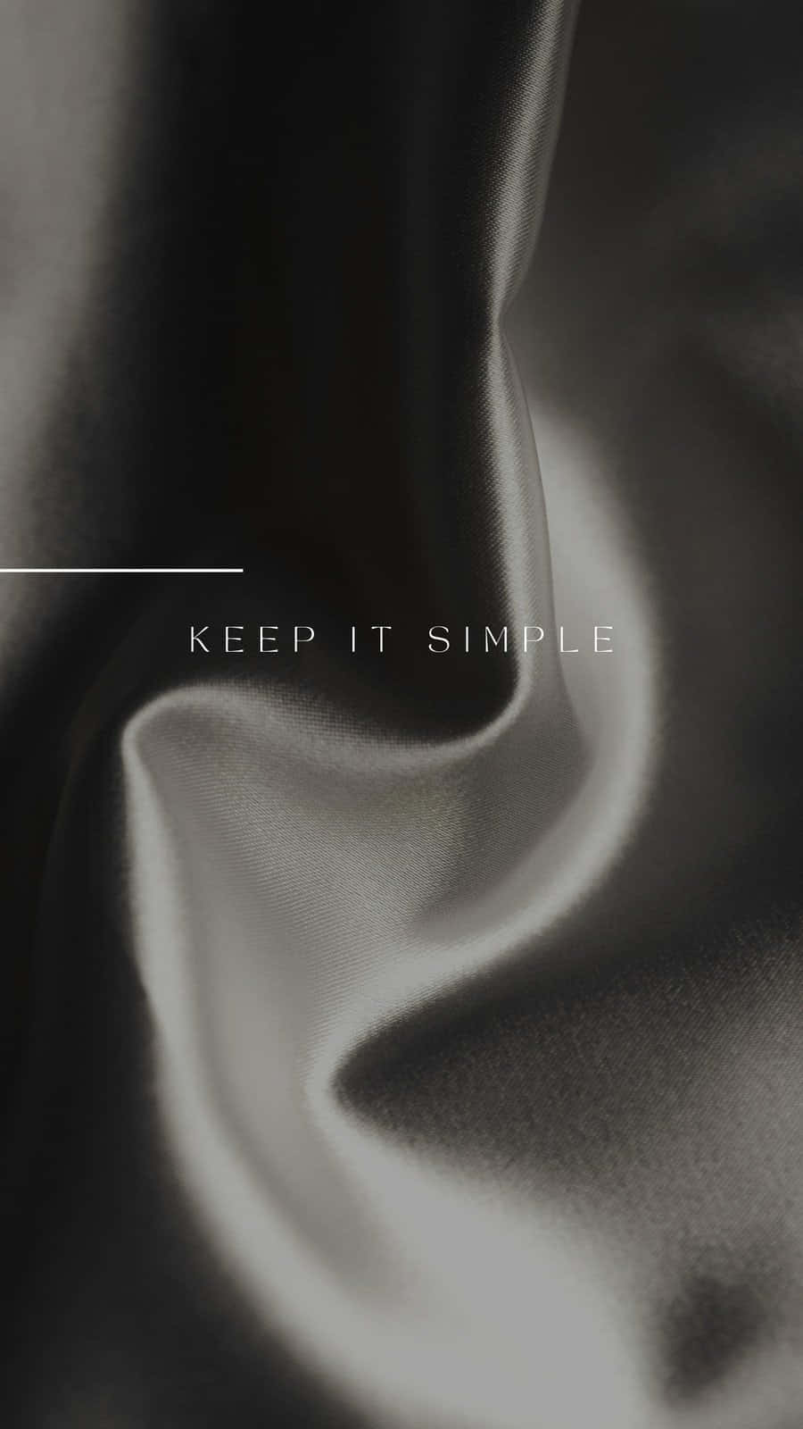  壁紙 — 奢華緞面布料的單色特寫，帶有柔和摺痕和文字 keep it simple。