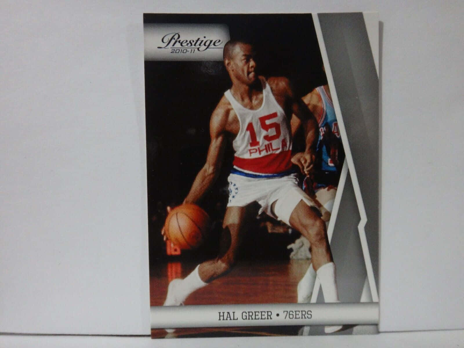 身穿76ers球衣的Hal Greer在球場上運球。 — NBA 壁紙