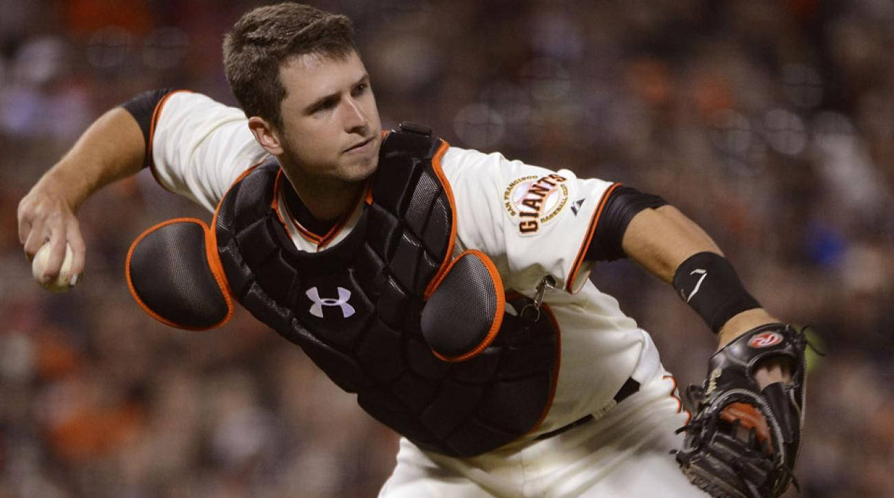 棒球捕手在球場夜間比賽中投球。 — MLB 壁紙