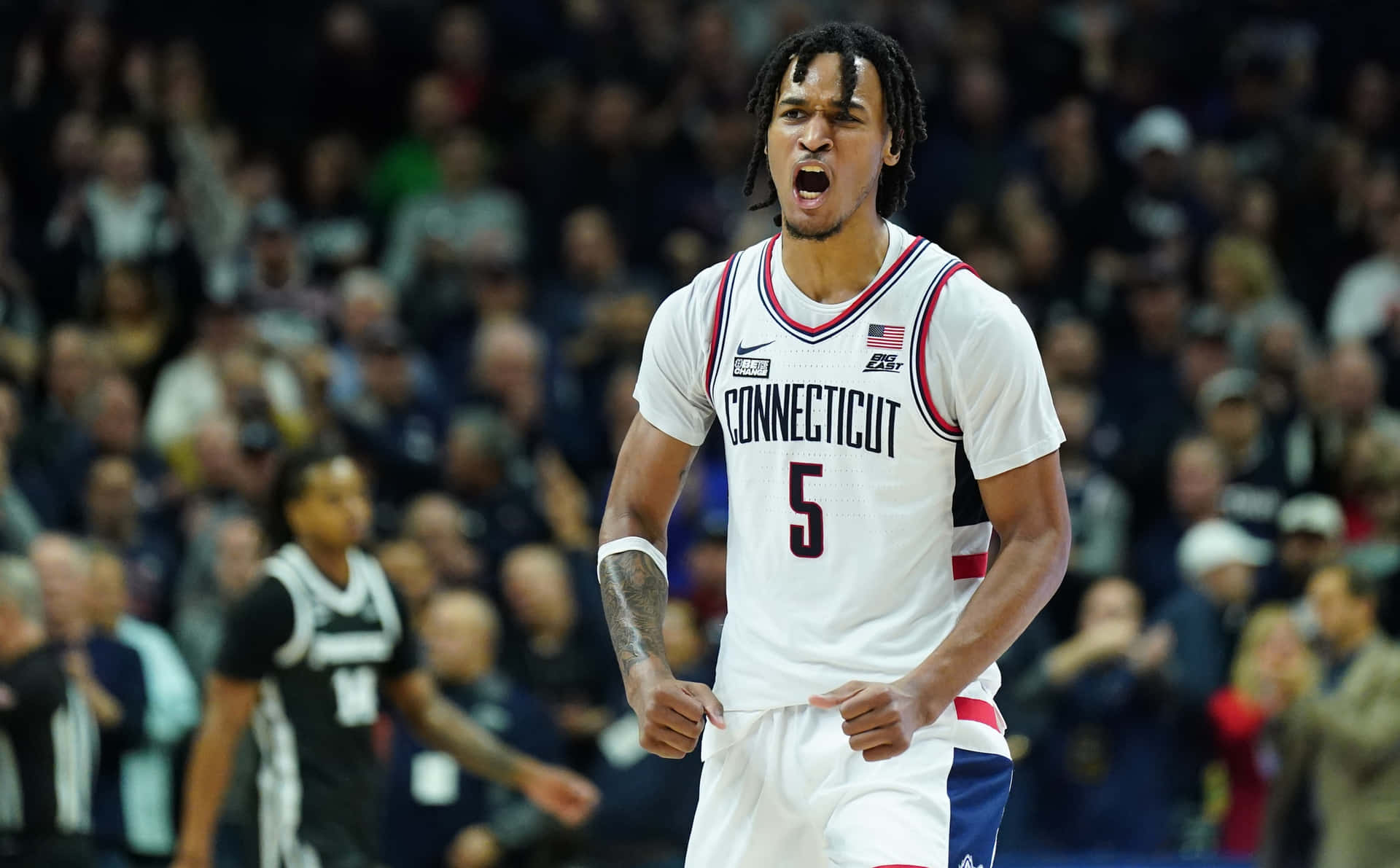 身穿白色康乃狄克州球衣、背號5的籃球運動員在比賽中慶祝。 — NBA 壁紙