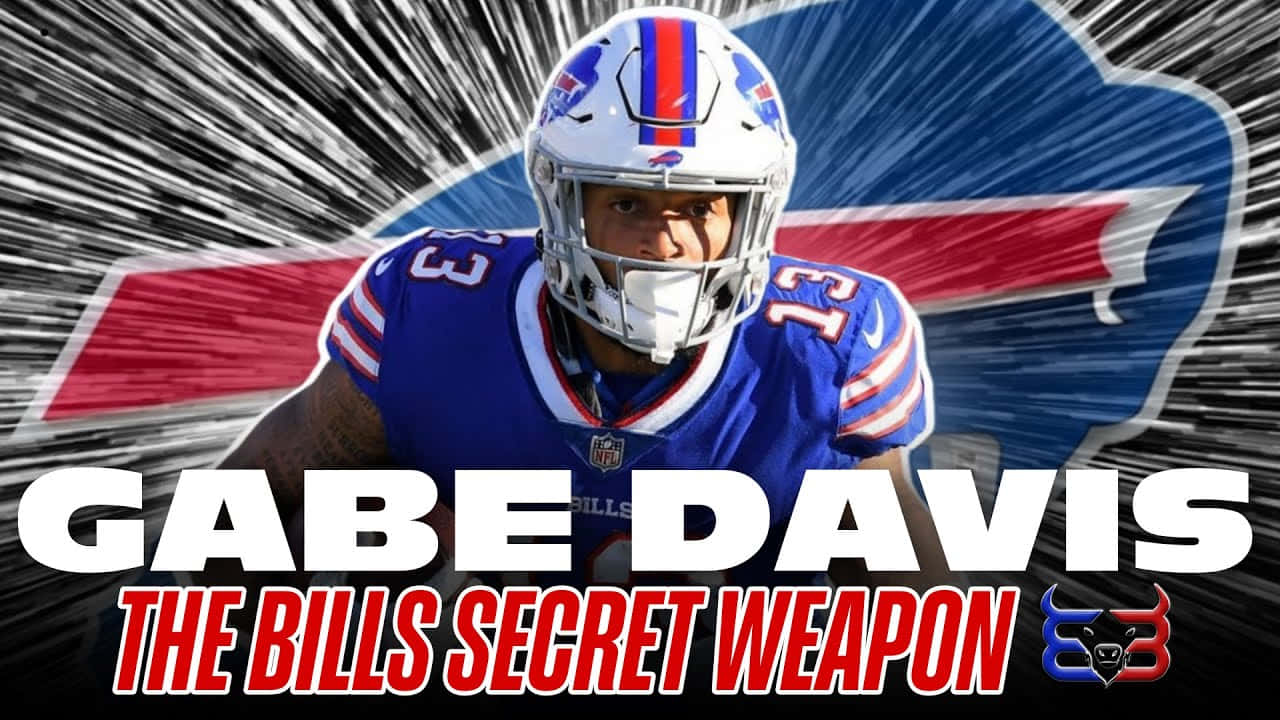  壁紙 — 身穿比爾隊球衣的足球員 Gabe Davis 在動態的藍、紅、白背景前，帶有動態模糊，眼神銳利地凝視。