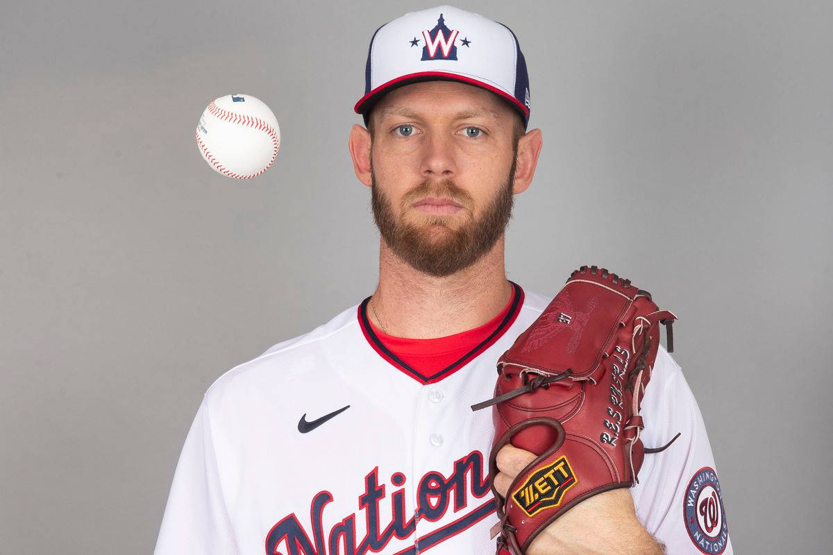 身穿國民隊球衣的棒球選手，手套中有一顆球漂浮在頭部附近。 — MLB 壁紙