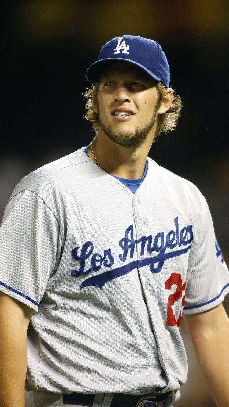 身穿道奇隊球衣的棒球運動員在夜間於球場燈光下微笑。 — MLB 壁紙