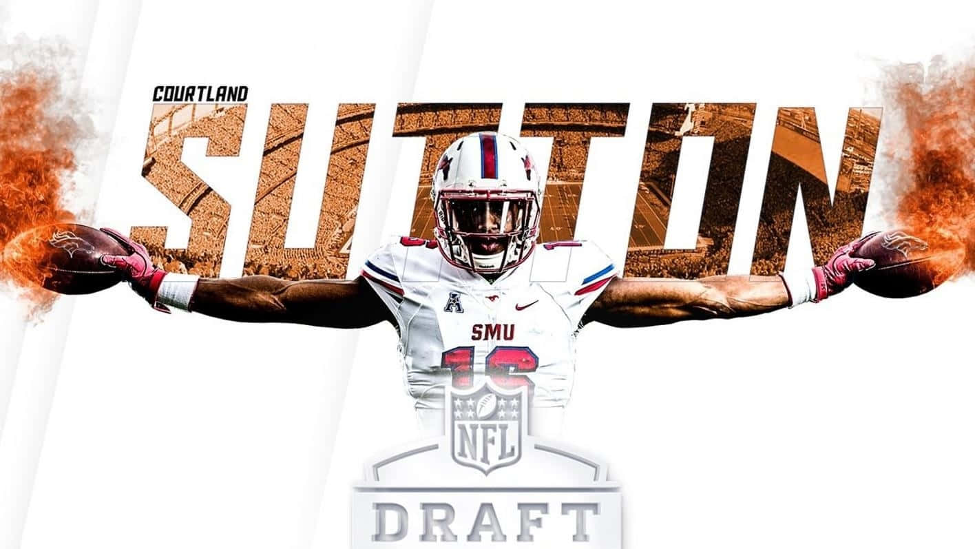  壁紙 — 身穿SMU球衣的足球員Courtland Sutton張開雙臂抱著足球，身後有熾熱的橙色爆發，粗體文字宣佈他入選NFL選秀。