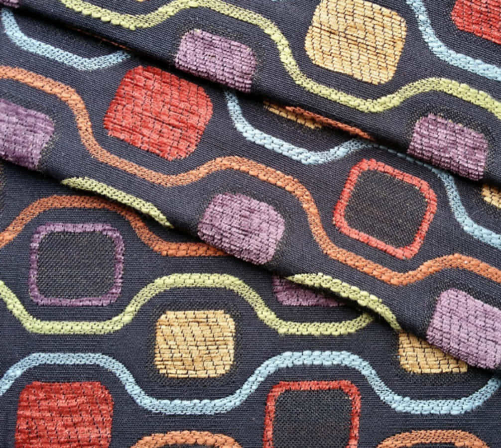 深色布料，帶有色彩繽紛的復古幾何圖案和波浪線條。 — Stitch 壁紙