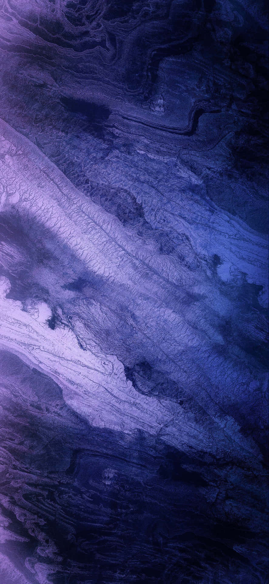 抽象數位藝術作品，帶有類似宇宙星雲的流動紫色和藍色漩渦。 — iPhone 11 壁紙