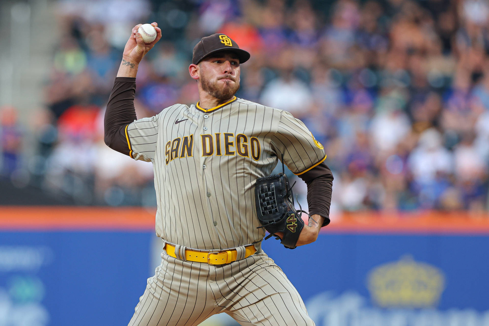 身穿聖地牙哥隊服的棒球投手在日間比賽中投球。 — MLB 壁紙