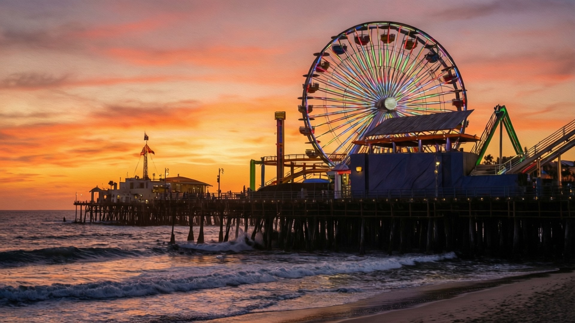 Santa Monica Pier Sunset Glow 壁紙 — 充滿活力的日落將聖塔莫尼卡碼頭沐浴在溫暖的色調中，其標誌性的摩天輪在橙色的天空下閃耀。