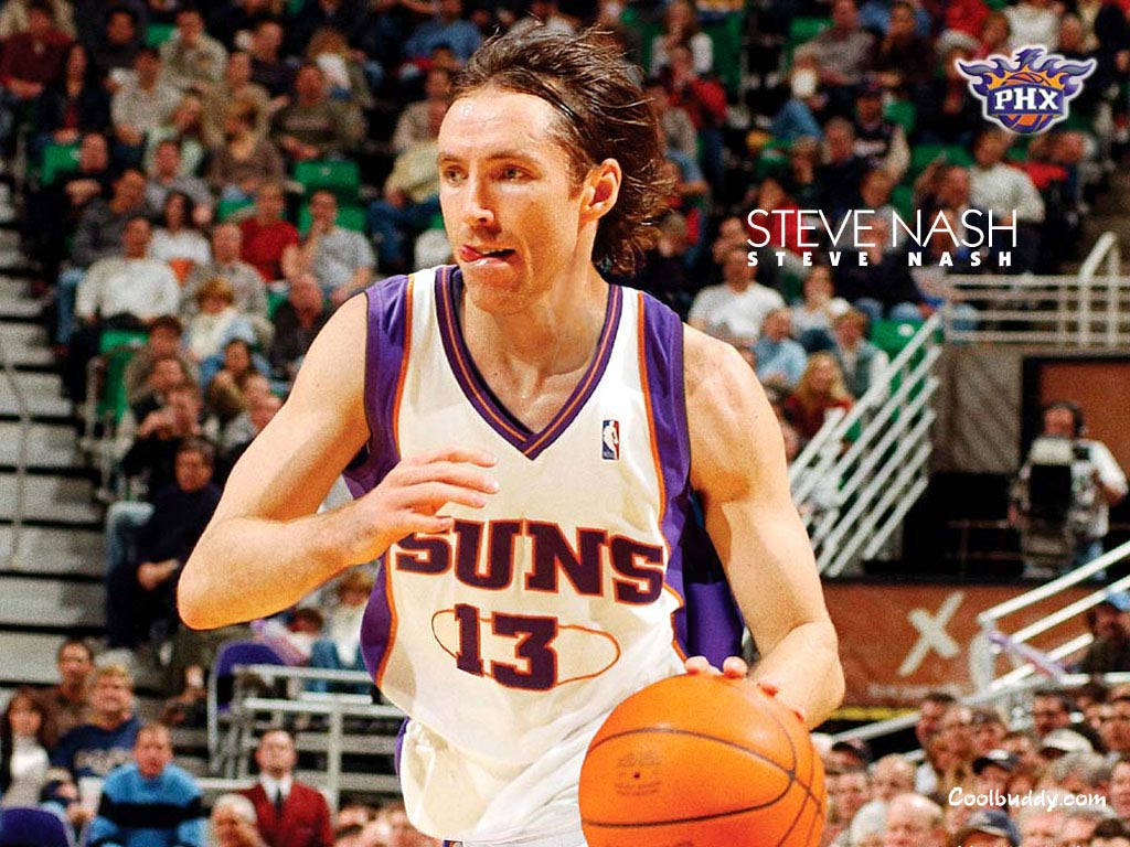 史蒂夫·納許在鳳凰城太陽隊比賽中，在觀眾面前運球。 — NBA 壁紙