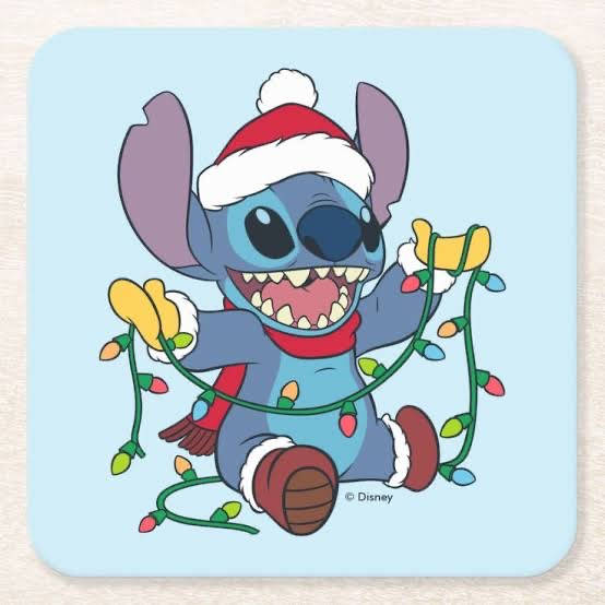 史迪奇戴著聖誕帽和圍巾纏繞在聖誕燈飾中。 — Stitch 壁紙