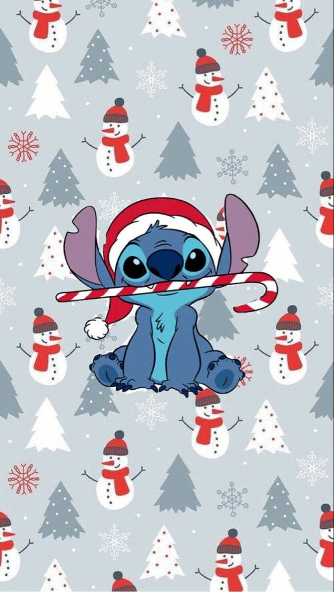 史迪奇戴聖誕帽手持拐杖糖，背景有雪人和樹 — Stitch 壁紙
