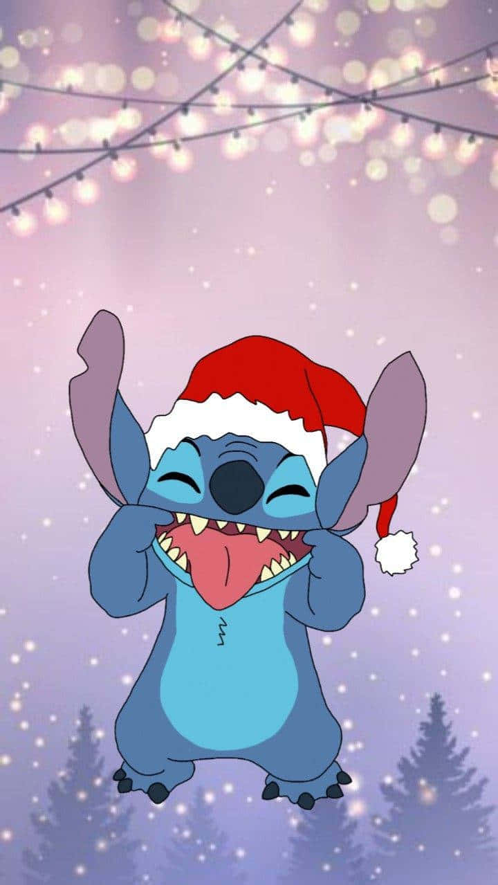 史迪奇戴著聖誕帽，在雪景聖誕場景中笑著，周圍有燈光。 — Stitch 壁紙