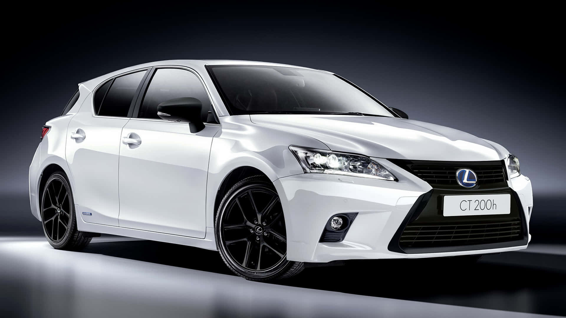 Lexus Ct 200h 桌布 壁紙 — 一輛時尚的白色Lexus CT 200h混合動力掀背車搭配黑色輪圈，在工作室環境中以戲劇性燈光展示。