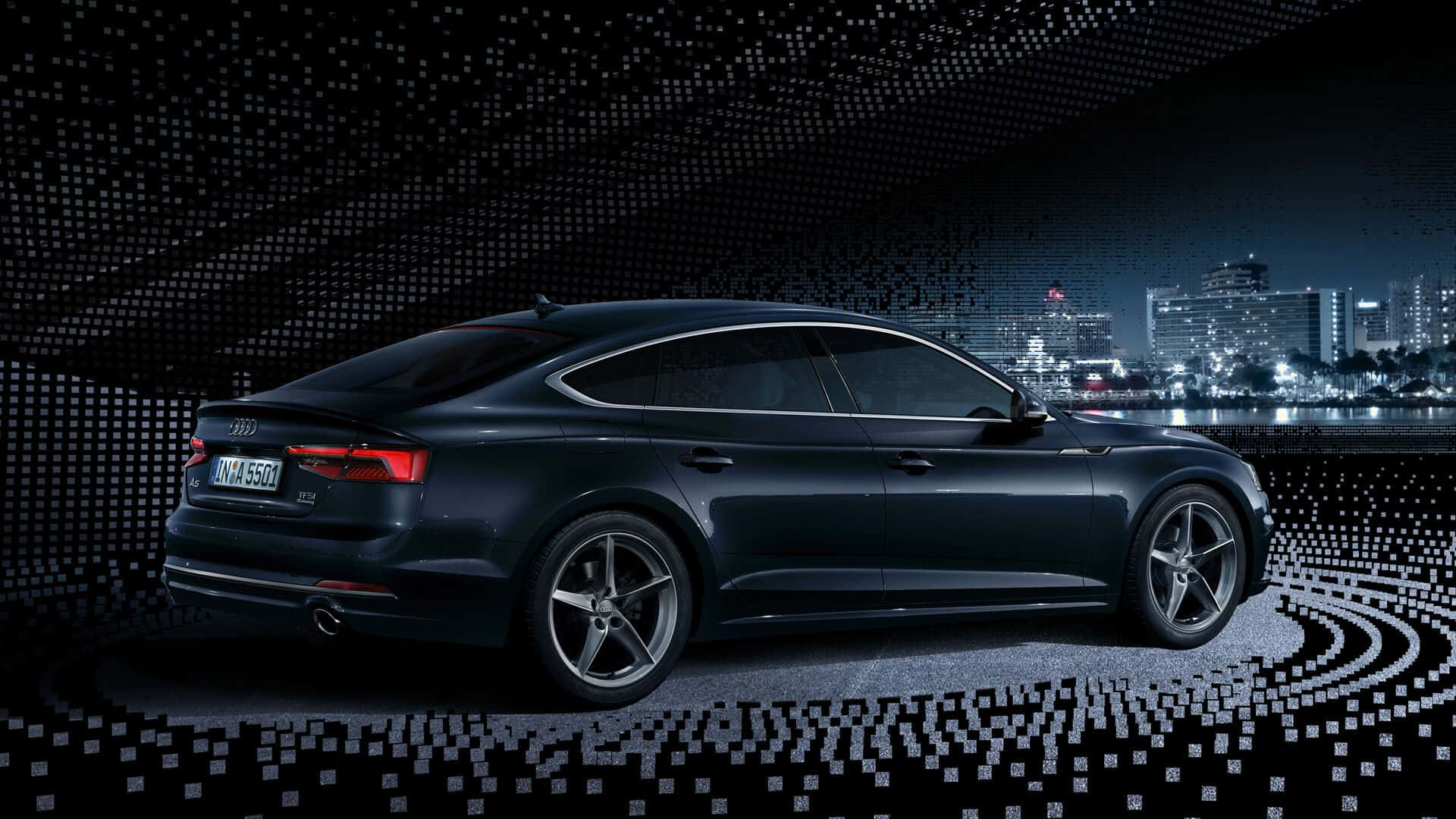 Audi A5 桌布 壁紙 — 一輛時尚的黑色奧迪轎車在夜間閃爍的數位路徑上滑行，背景是充滿活力的城市天際線。