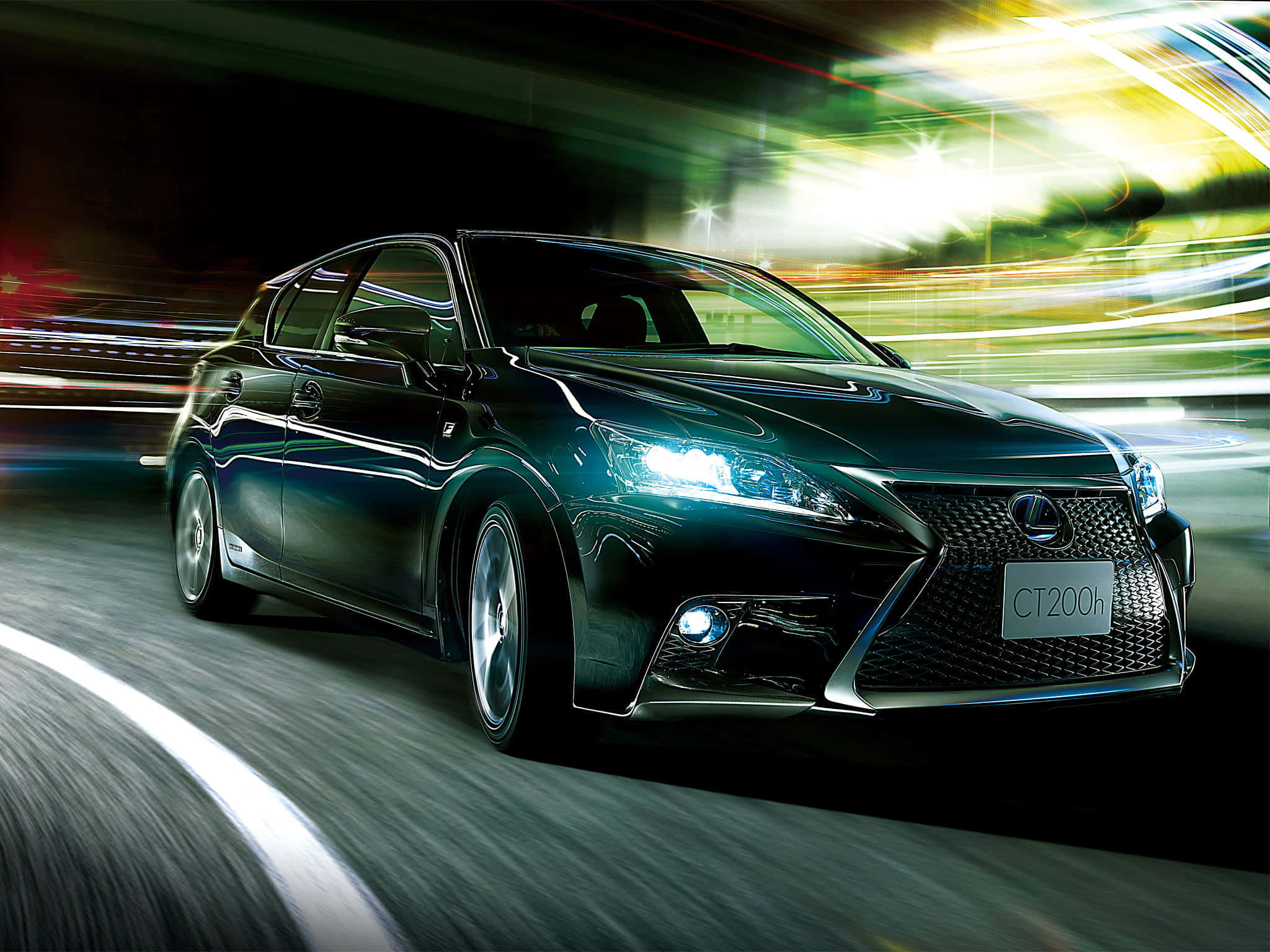 Lexus Ct 200h 桌布 壁紙 — 一輛時尚的黑色Lexus CT200h在霓虹燈閃爍的城市夜間高速行駛，背景燈光形成模糊的線條。