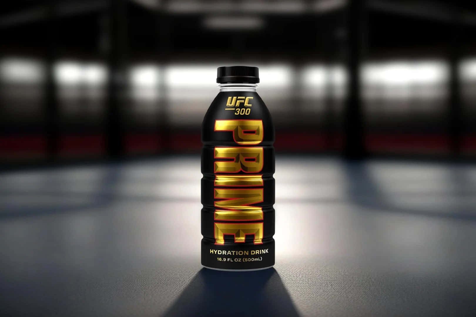 壁紙 — 一個時尚的黑色UFC 300 Prime補水壺，帶有粗體金色字樣，置中放在光線昏暗的健身房的反射地板上。