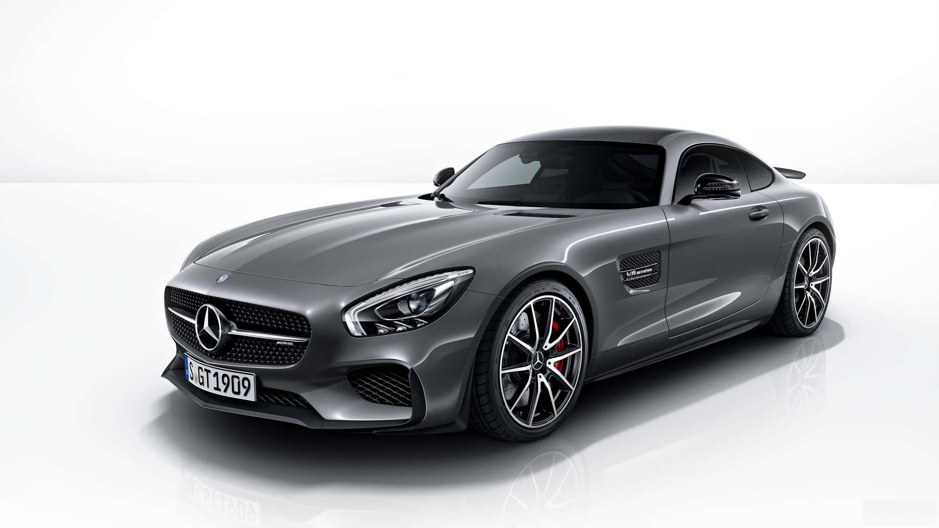 攝影棚中白色反光地板上的銀色 Mercedes-AMG GT 跑車。 — 4K 奔馳壁紙 壁紙