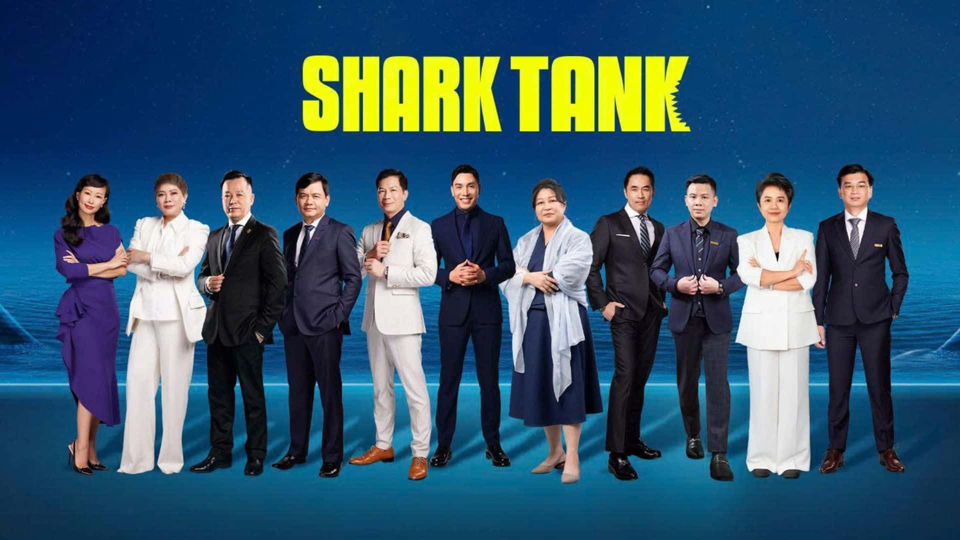  壁紙 — 十位自信的Shark Tank投資者穿著正式商務服裝，站在充滿活力的藍色星空背景前，帶有粗體黃色標題。