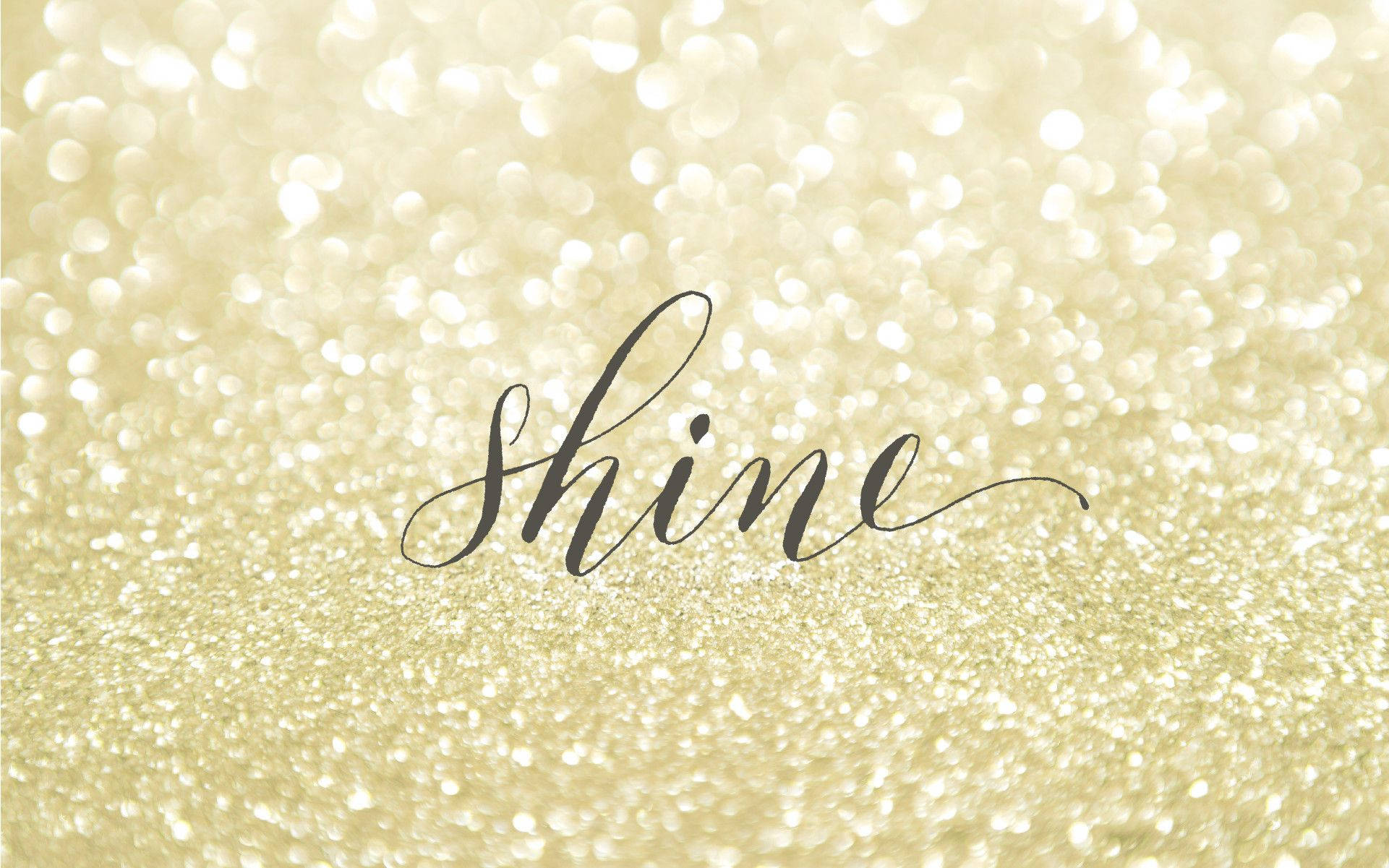 Shine 桌布 壁紙 — 「shine」這個詞以優雅黑色字體在閃爍金色亮粉背景上發光。