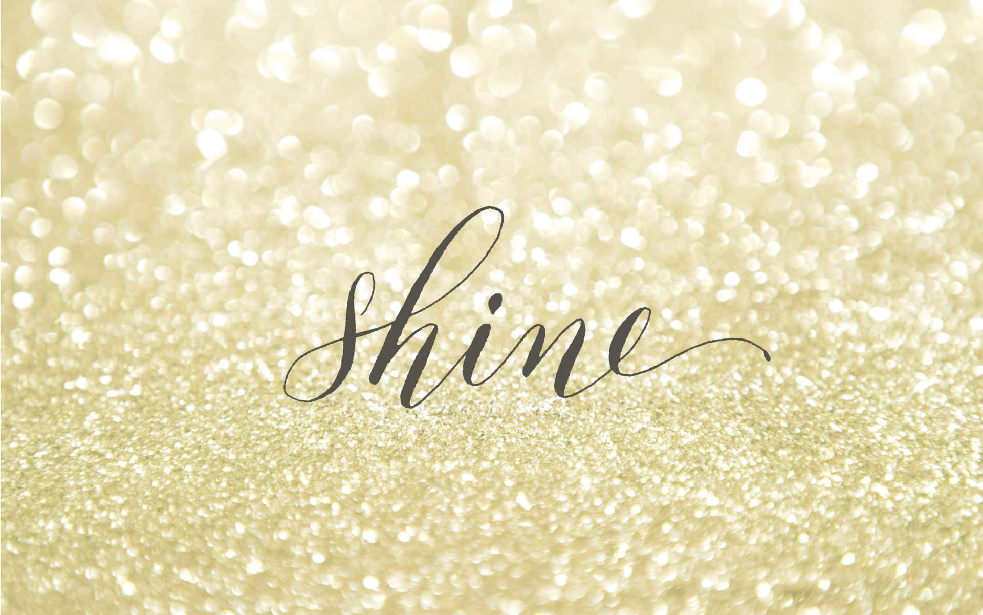 Quote 桌布 壁紙 — 「shine」這個詞以優雅黑色草書漂浮在閃爍金色閃粉粒子的領域之上。