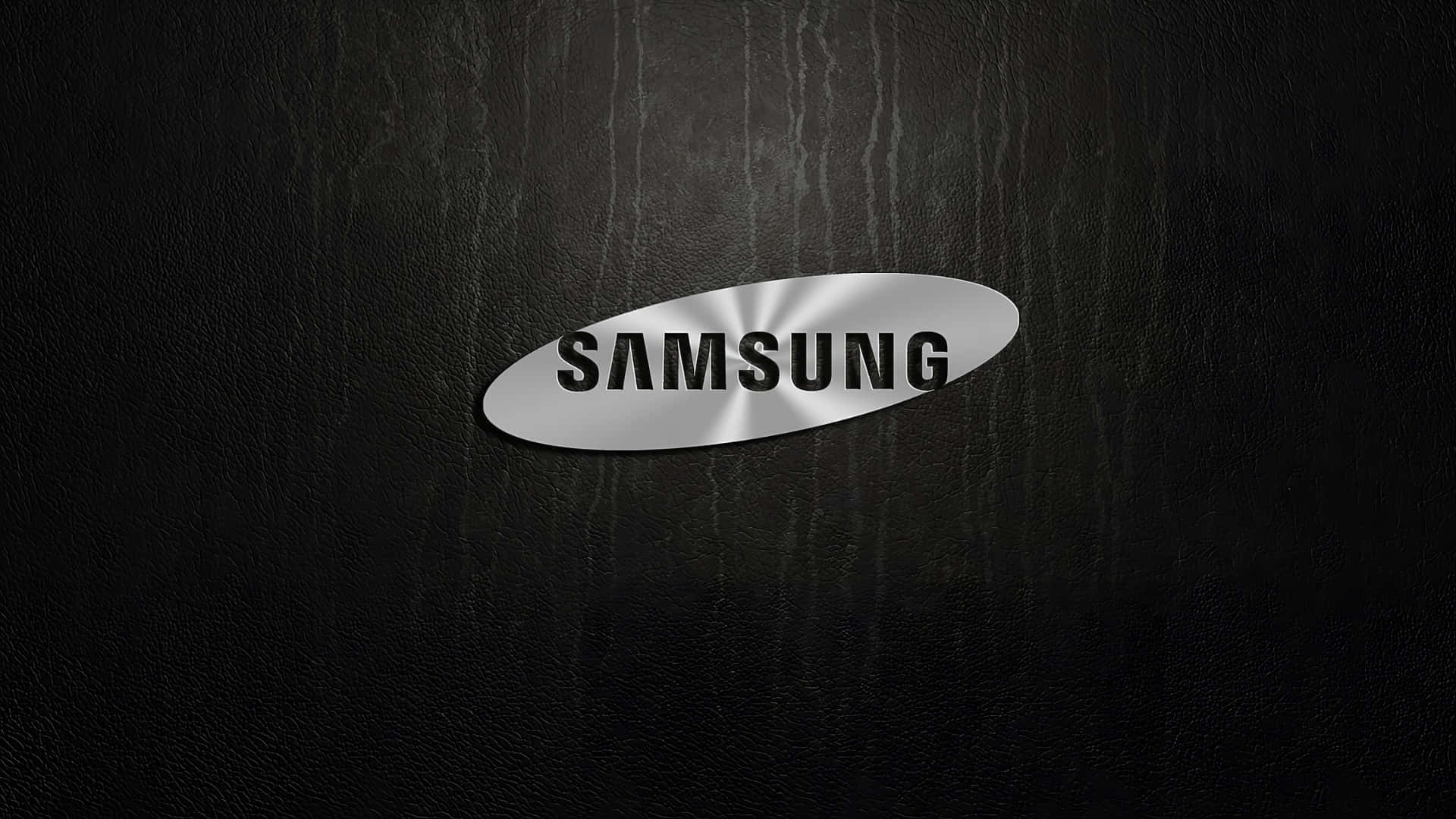  壁紙 — 閃亮銀色Samsung標誌居中於帶有細微垂直紋理的黑色皮革背景上。