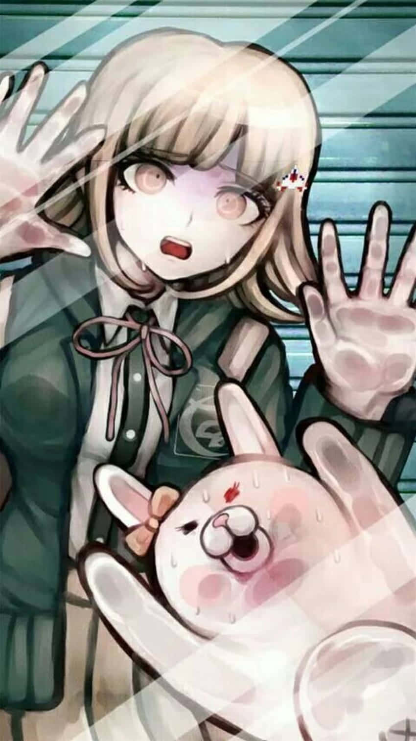  壁紙 — 一個受驚的動漫女孩，金髮，穿著綠色制服，抱著一個哭泣的兔子絨毛玩具，背景是藍色板條。