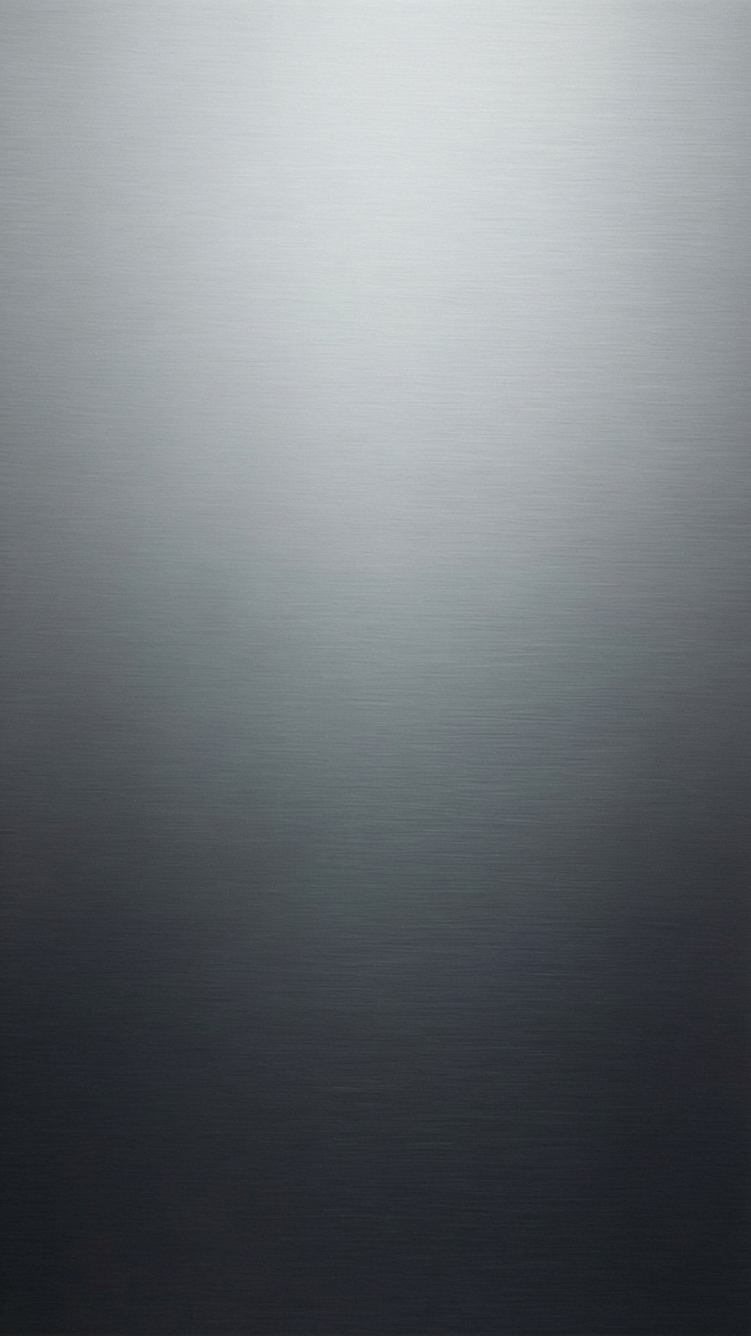 Grey Ombre Gradient 壁紙 — 刷紋金屬表面從頂部的亮銀色過渡到底部的深炭灰色。