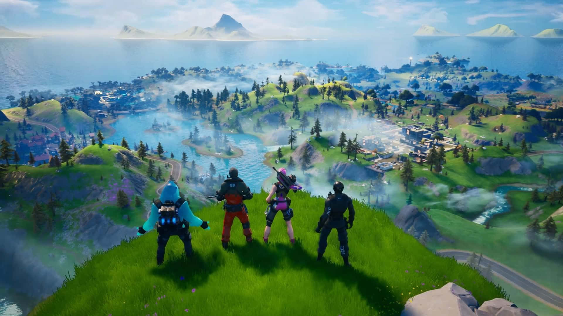 壁紙 — 四個Fortnite角色站在一個長滿草的懸崖上，俯瞰著一個有湖泊、森林和遠處島嶼的霧氣瀰漫的海岸景觀。