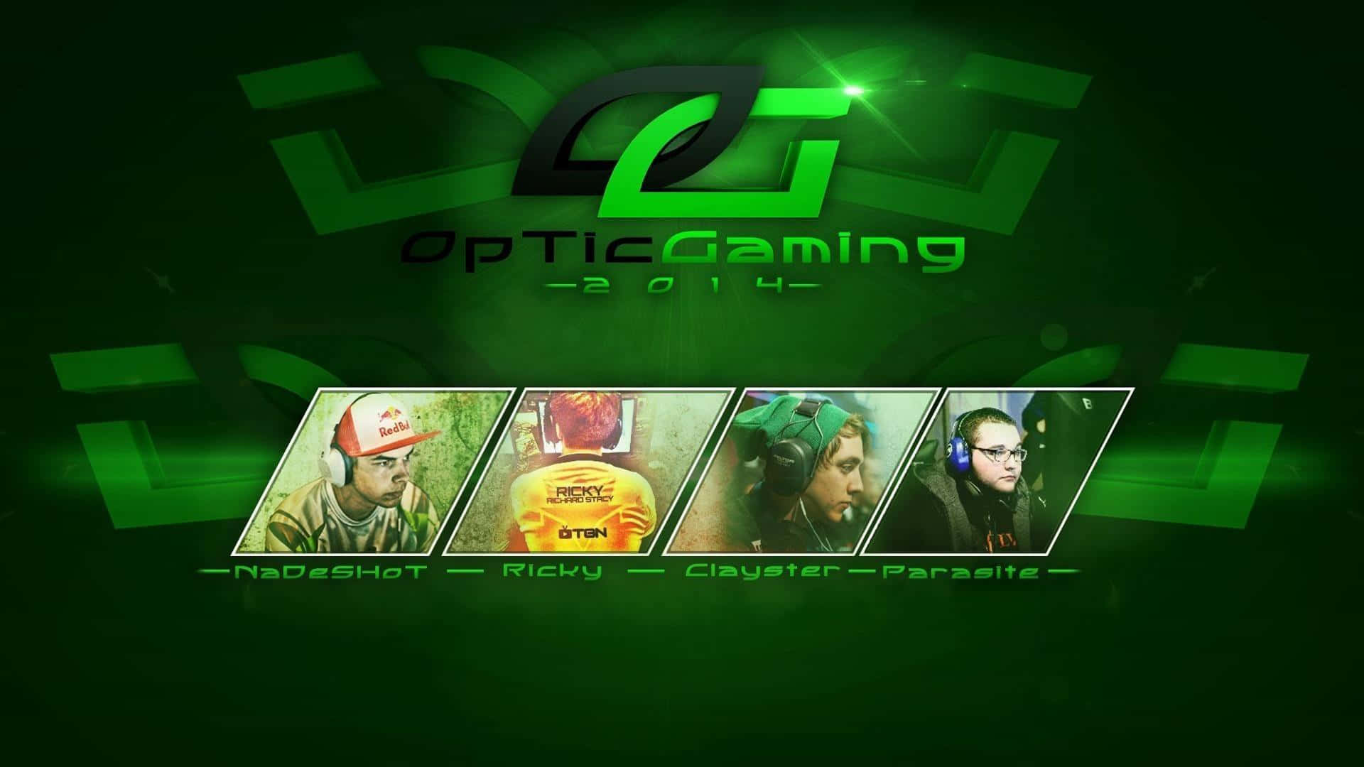 Optic Gaming 桌布 壁紙 — 四名戴著耳機的電競選手在發光的綠色Optic Gaming標誌及幾何圖案下展示。