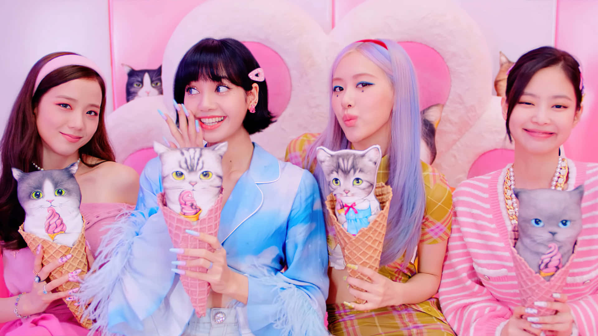 四位女性在粉紅色心形場景中拿著貓主題冰淇淋甜筒。 — Blackpink 壁紙