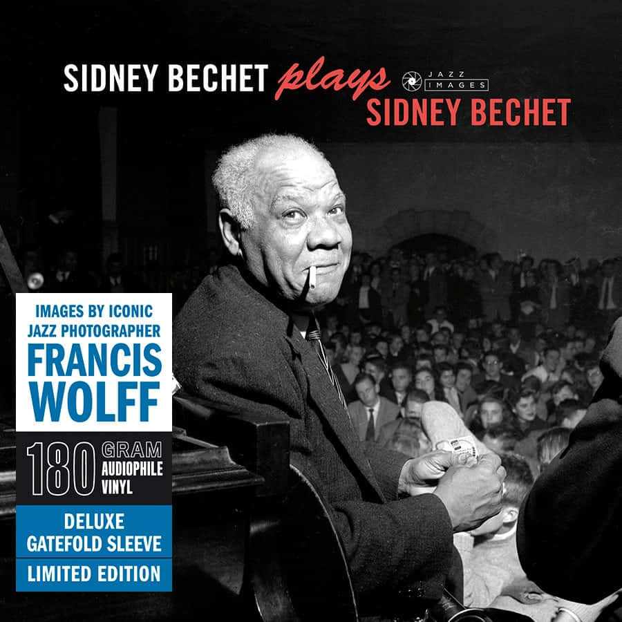 Album Cover 桌布 壁紙 — Sidney Bechet 在黑白照片中微笑著在擠滿爵士俱樂部觀眾的舞台上演奏高音薩克斯風。