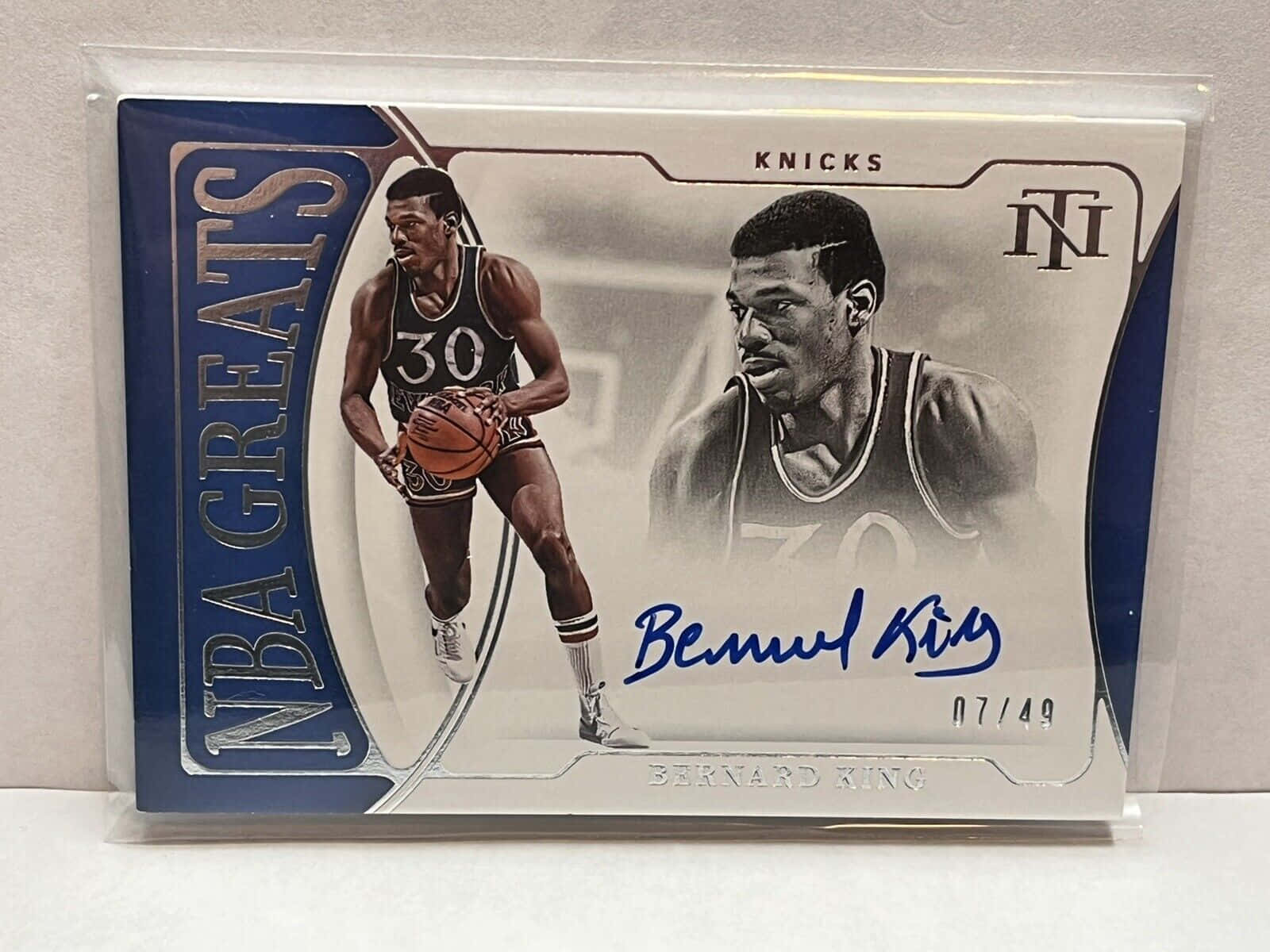 簽名Bernard King NBA交易卡，穿著Knicks球衣拿著籃球。 — NBA 壁紙