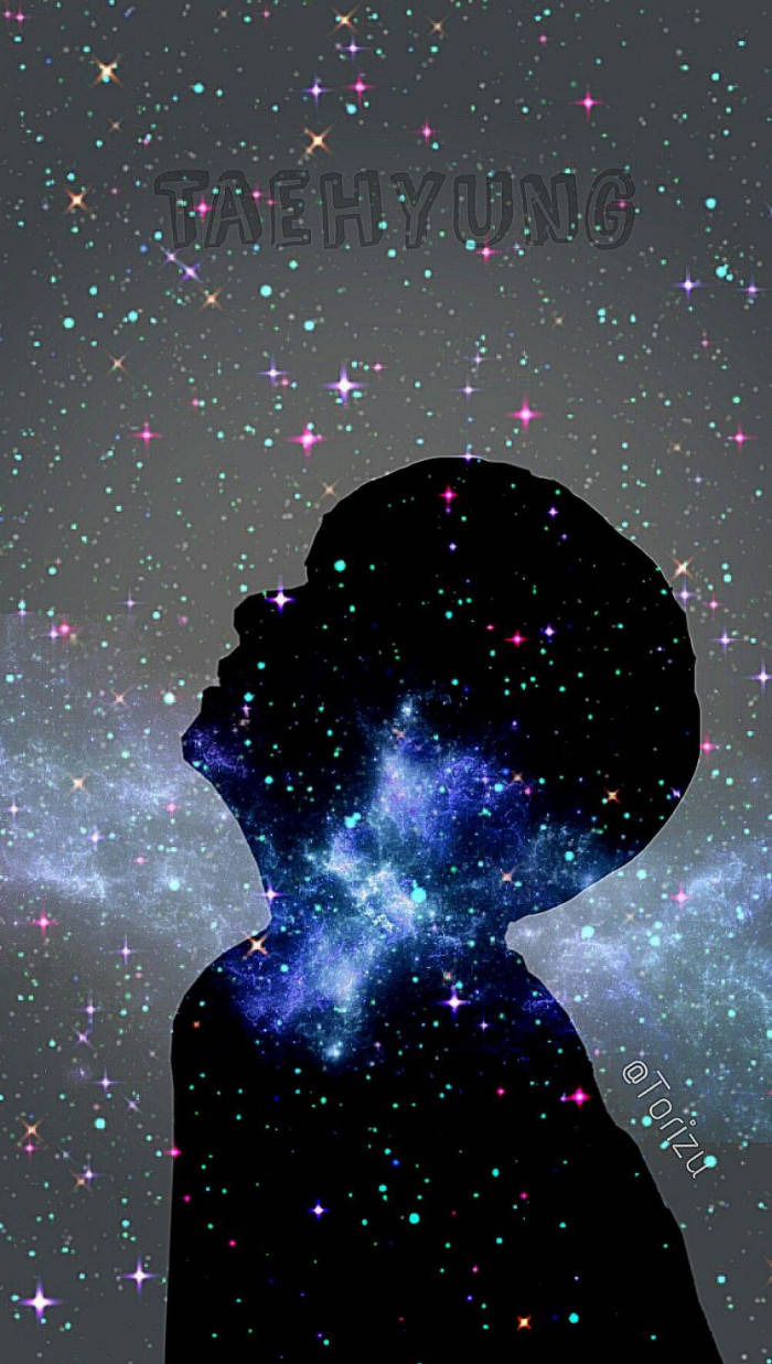 一個人的剪影，仰望有閃爍星雲的星空。 — Bts 壁紙