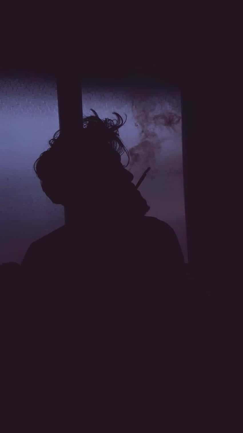  壁紙 — 一個人在被雨打濕的窗邊吸煙的剪影，窗戶閃爍著紫色的暮光。