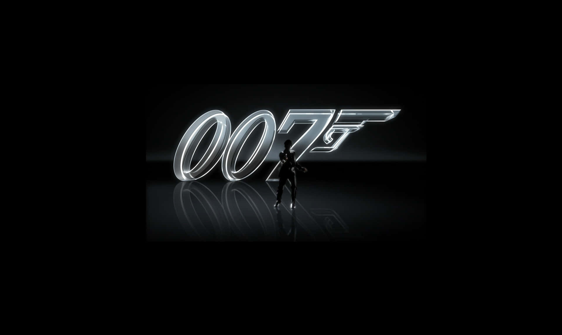  壁紙 — 一個剪影人物站在黑暗工作室中反射性黑色地板上發光的007標誌前。