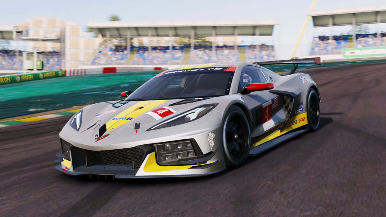 銀色和黃色的賽車在賽道上飛馳，觀眾在看台上觀看。 — Project Cars 2 壁紙