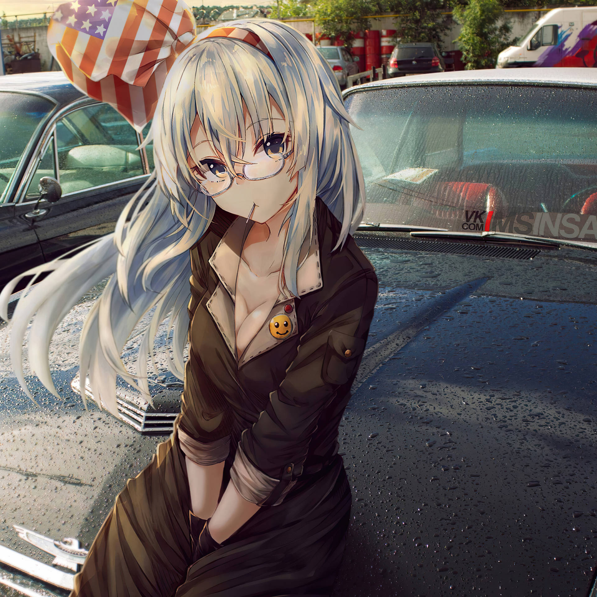 戴眼鏡和國旗蝴蝶結的動漫女孩靠著城市空地中的濕復古車。 — 動漫車 壁紙